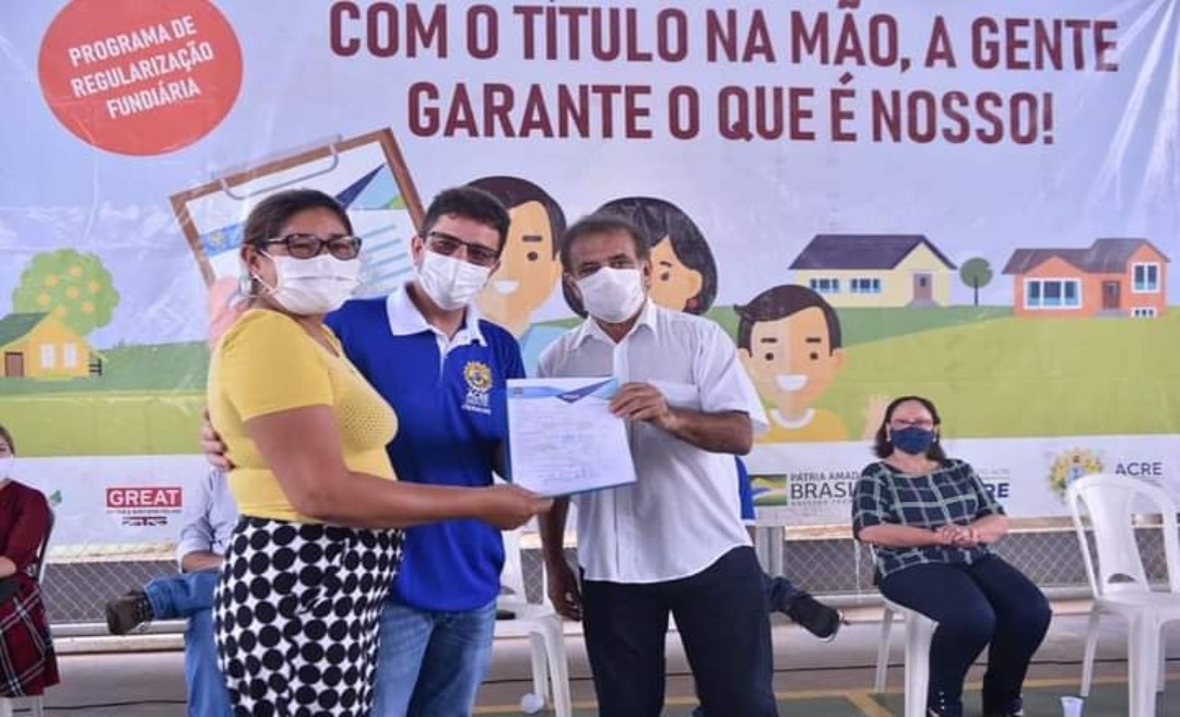 Gladson entrega mais de 50 títulos  definitivos a moradores do bairro Santa Inês, em Rio Branco